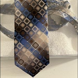 New condition mens patterned Van Heusen tie in shades of brown & blue.